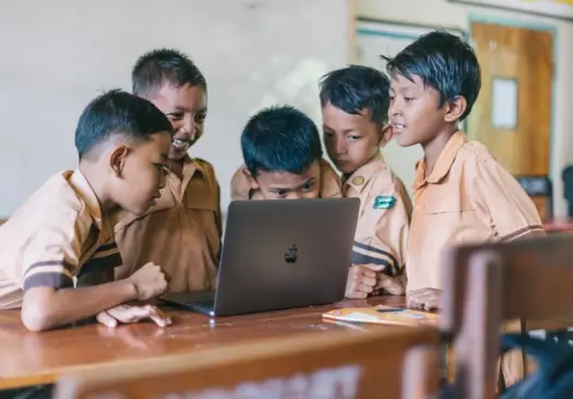 siswa belajar dengan komputer